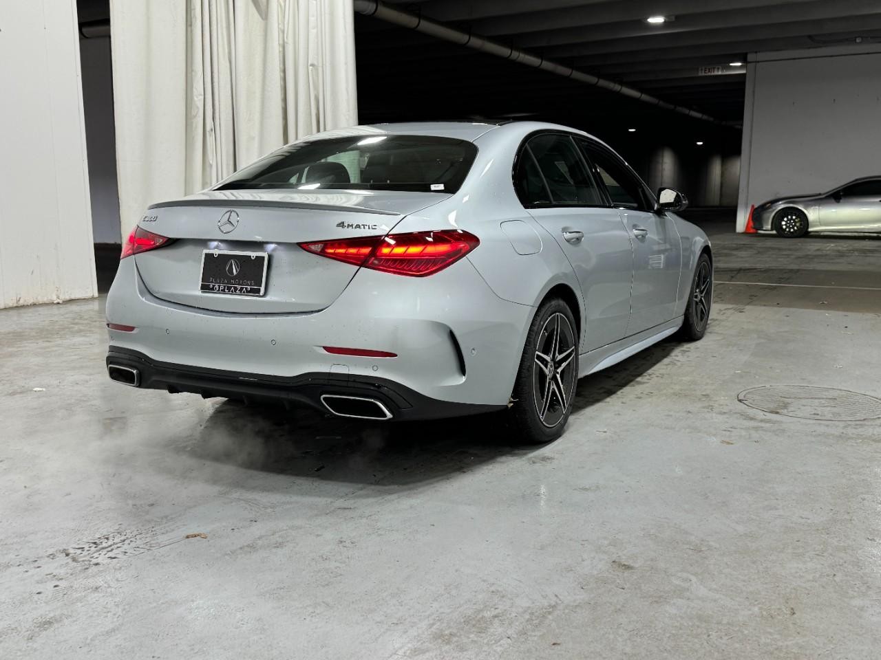 Mercedes-Benz C-Class Vehicle Full-screen Gallery Image 4