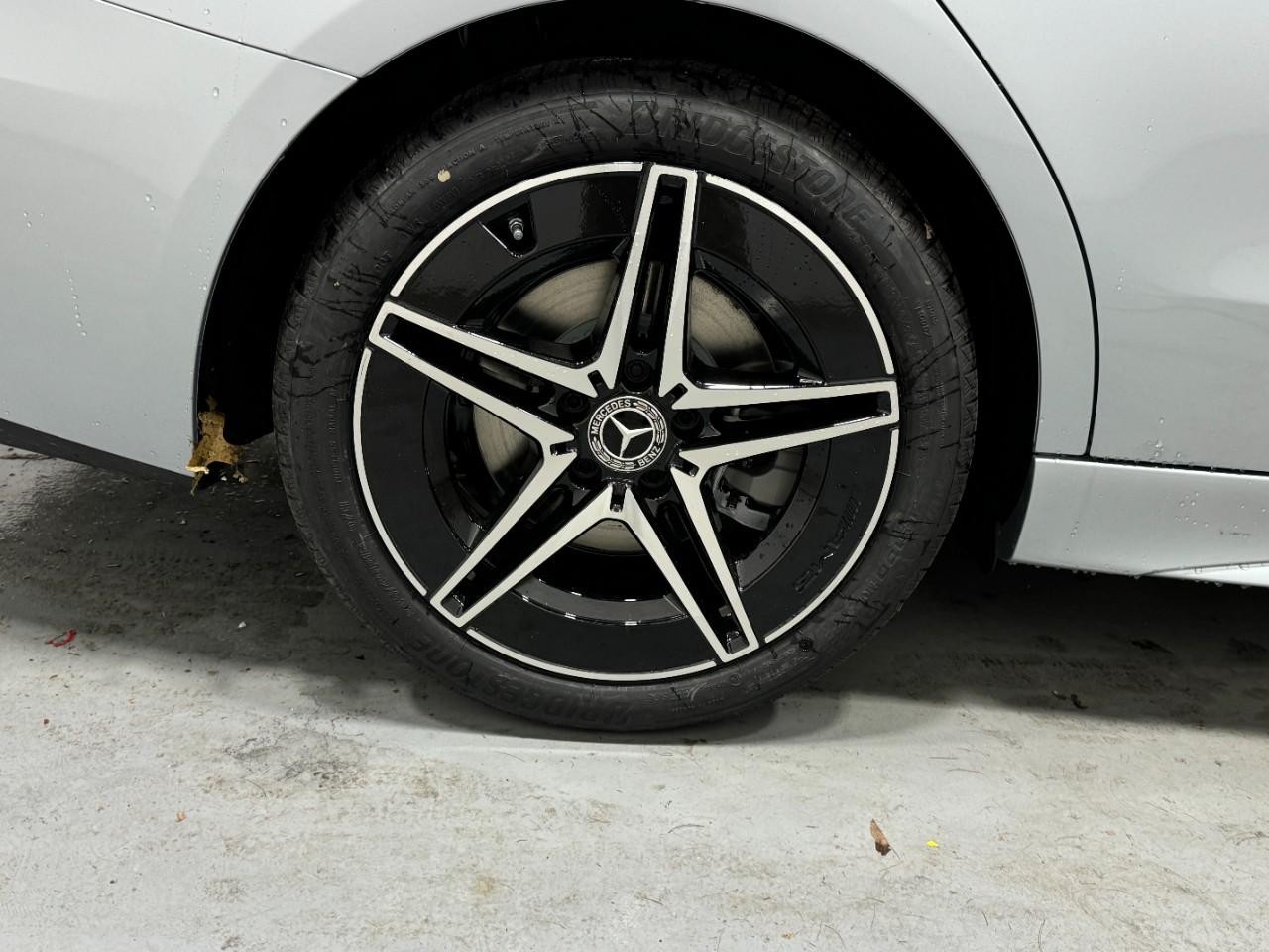 Mercedes-Benz C-Class Vehicle Full-screen Gallery Image 5