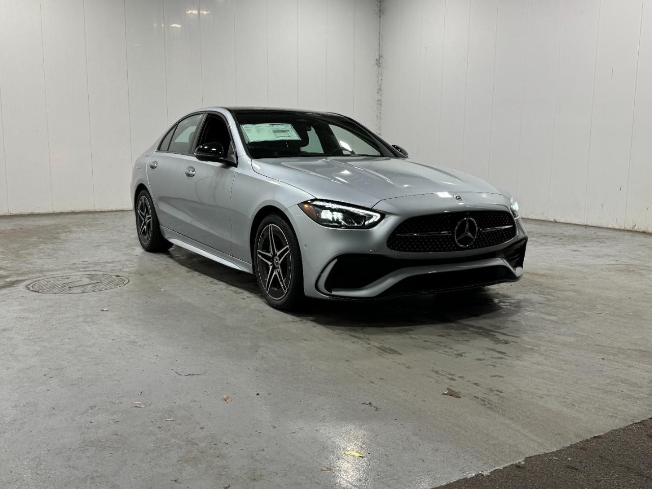 Mercedes-Benz C-Class Vehicle Full-screen Gallery Image 6