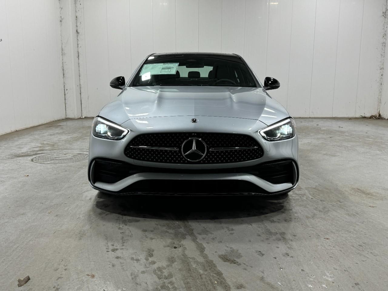 Mercedes-Benz C-Class Vehicle Full-screen Gallery Image 7