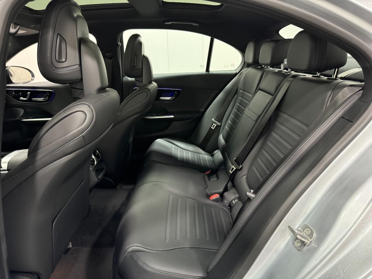 Mercedes-Benz C-Class Vehicle Full-screen Gallery Image 8