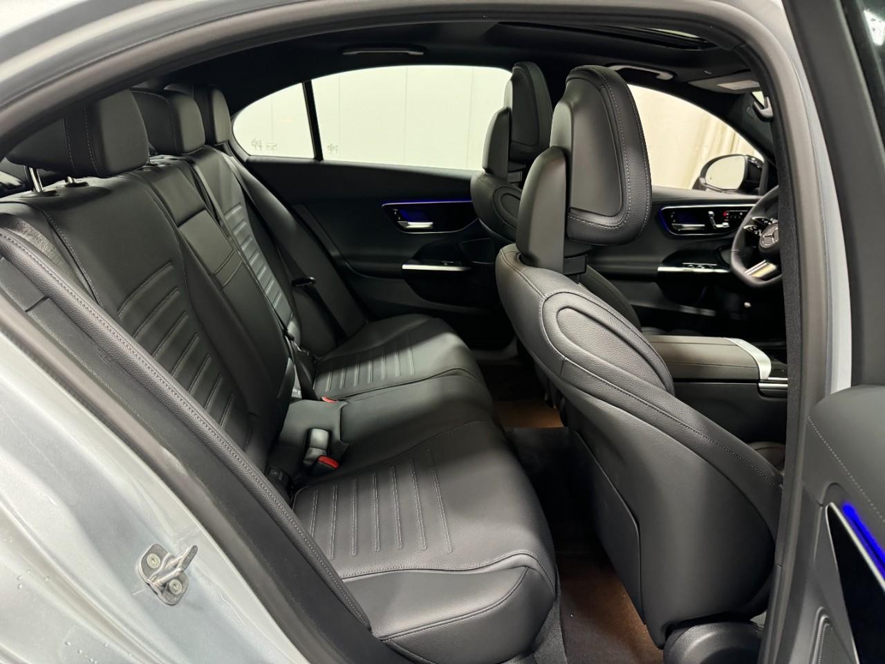 Mercedes-Benz C-Class Vehicle Full-screen Gallery Image 10