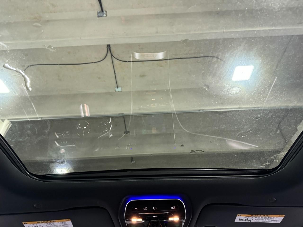 Mercedes-Benz C-Class Vehicle Full-screen Gallery Image 11