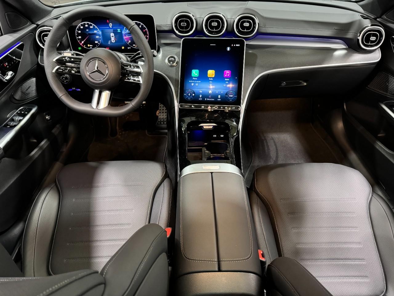 Mercedes-Benz C-Class Vehicle Full-screen Gallery Image 12