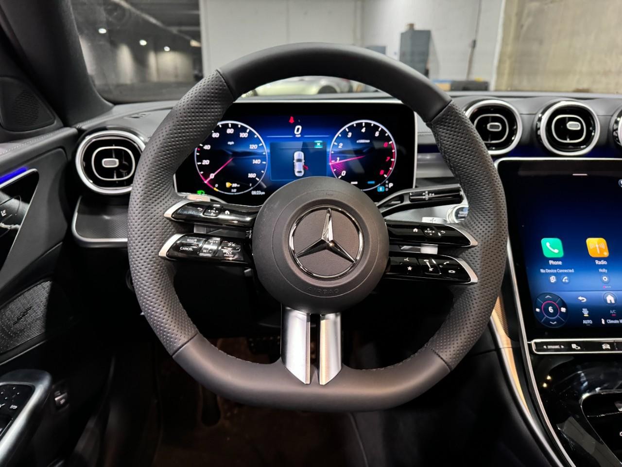 Mercedes-Benz C-Class Vehicle Full-screen Gallery Image 13