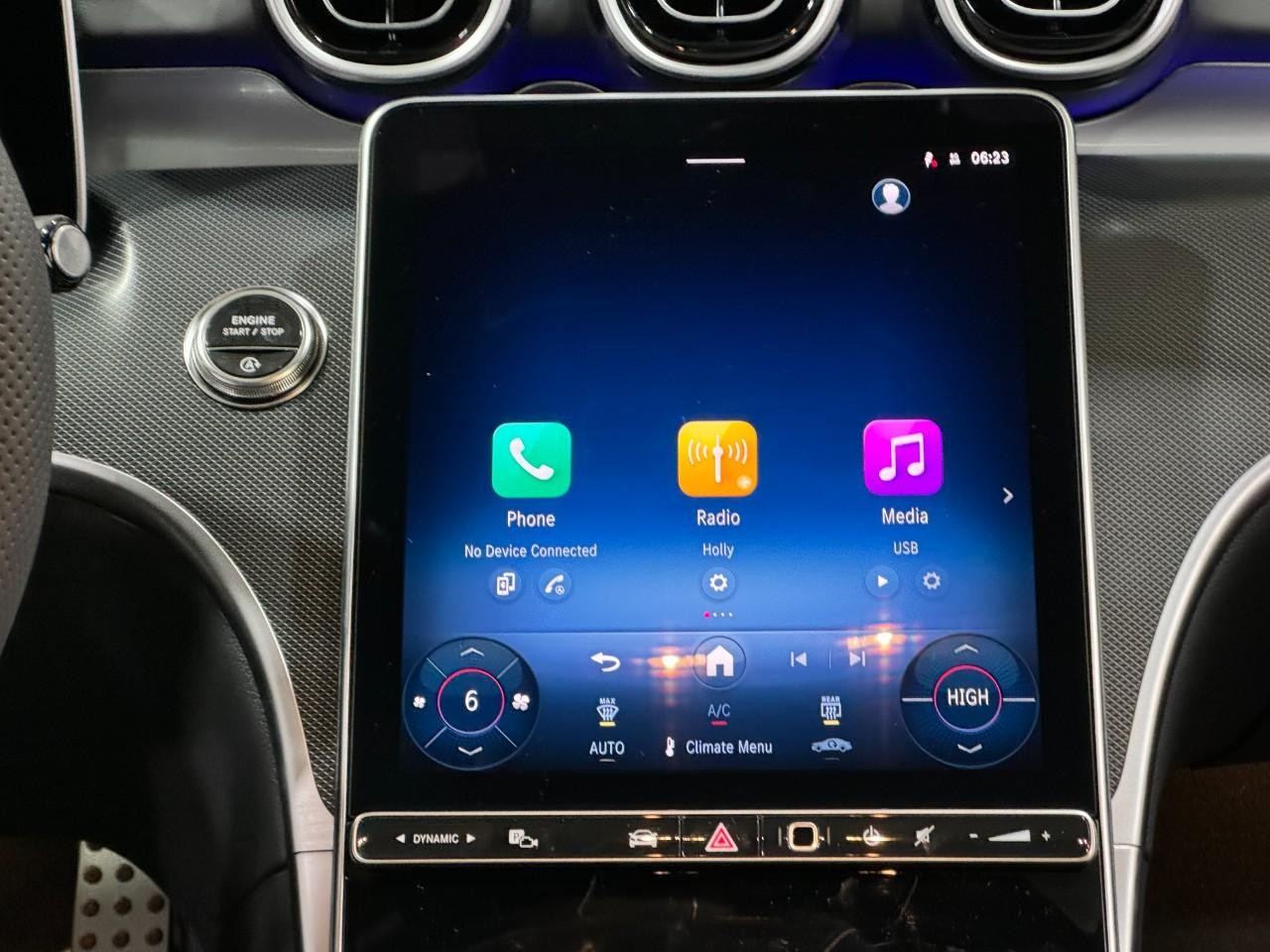 Mercedes-Benz C-Class Vehicle Full-screen Gallery Image 14