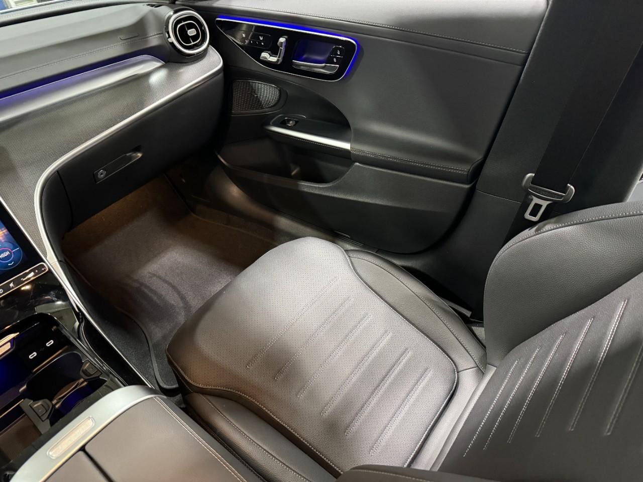 Mercedes-Benz C-Class Vehicle Full-screen Gallery Image 15