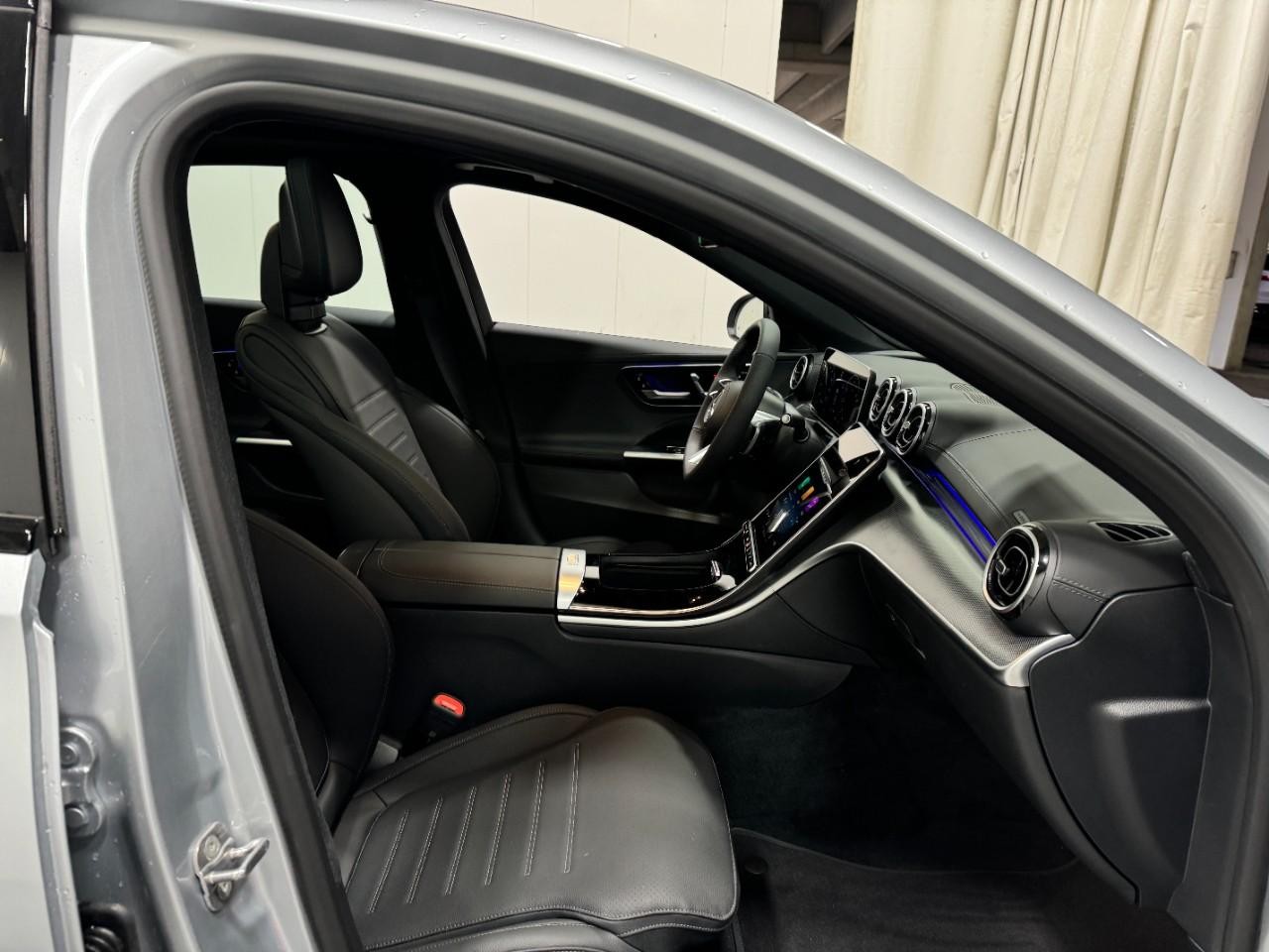 Mercedes-Benz C-Class Vehicle Full-screen Gallery Image 16