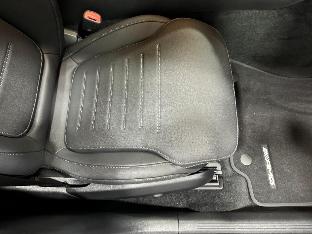 Mercedes-Benz C-Class Vehicle Full-screen Gallery Image 17