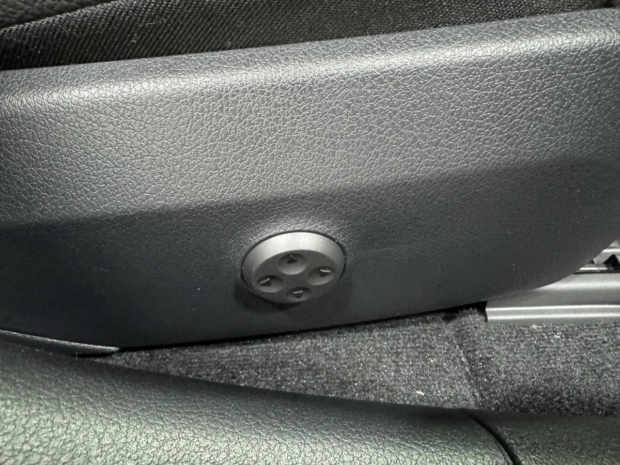 Mercedes-Benz C-Class Vehicle Full-screen Gallery Image 18