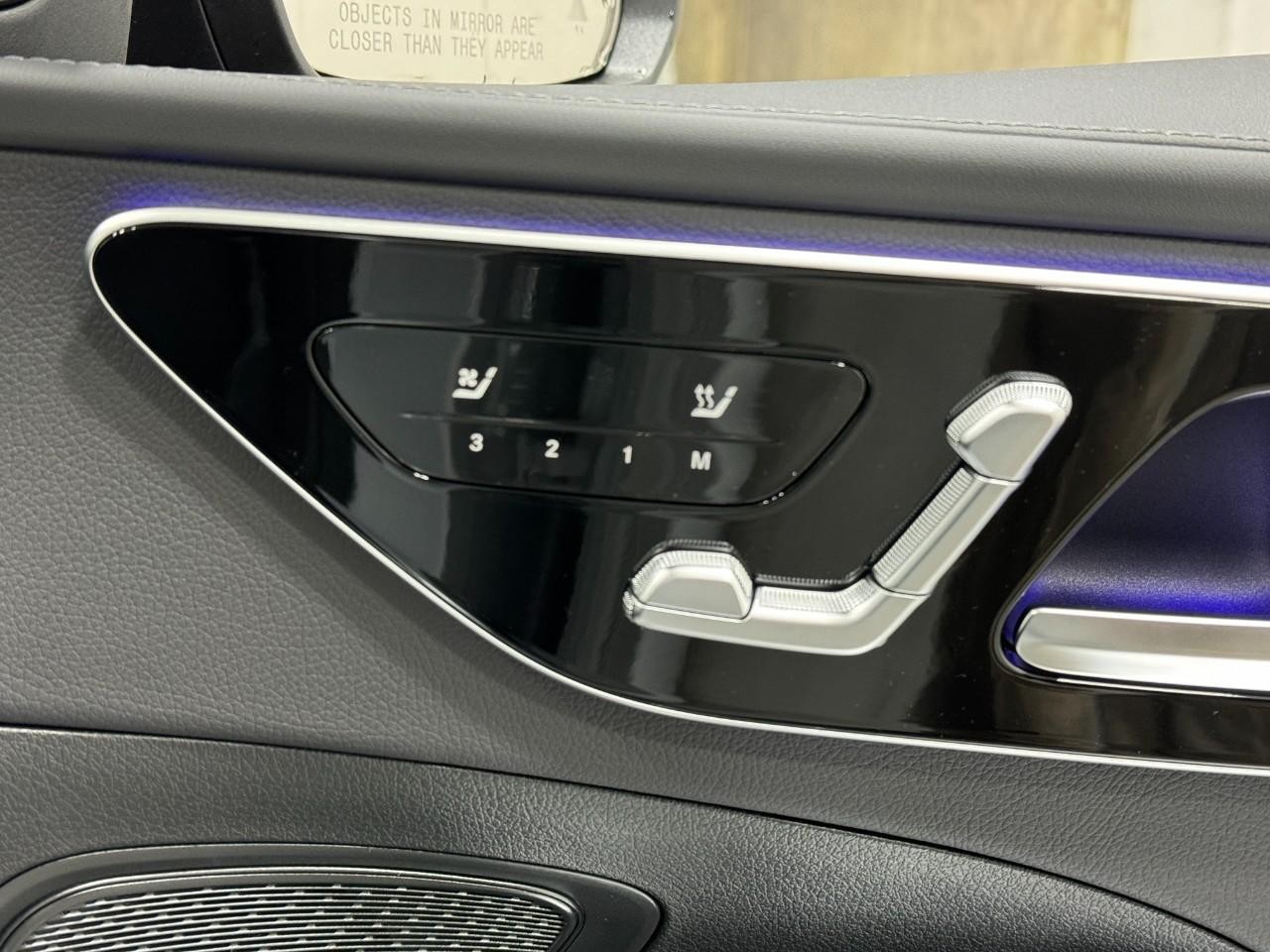 Mercedes-Benz C-Class Vehicle Full-screen Gallery Image 19