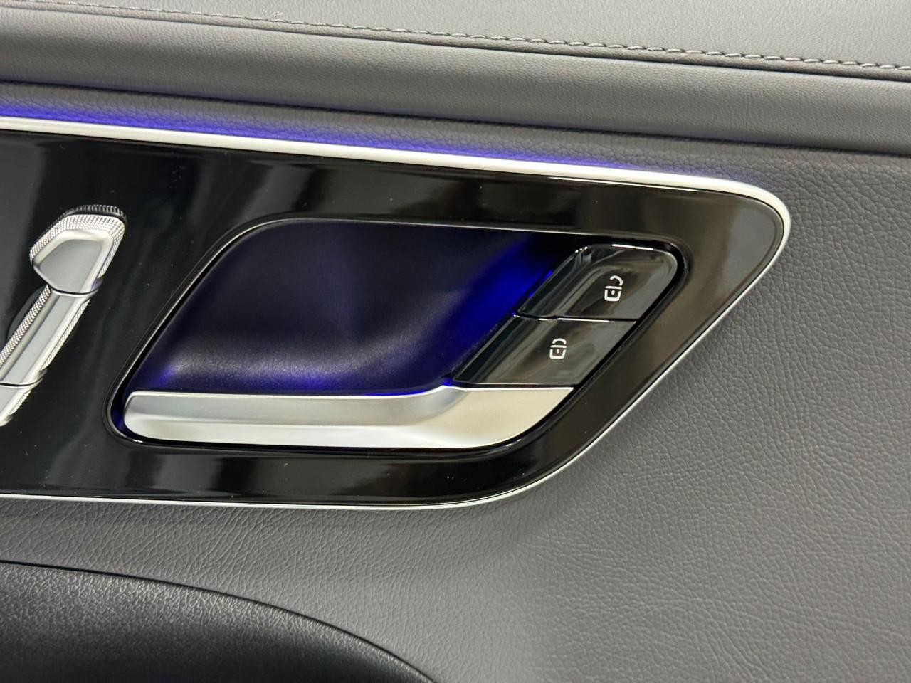 Mercedes-Benz C-Class Vehicle Full-screen Gallery Image 20