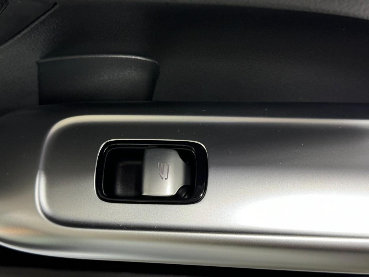 Mercedes-Benz C-Class Vehicle Full-screen Gallery Image 21