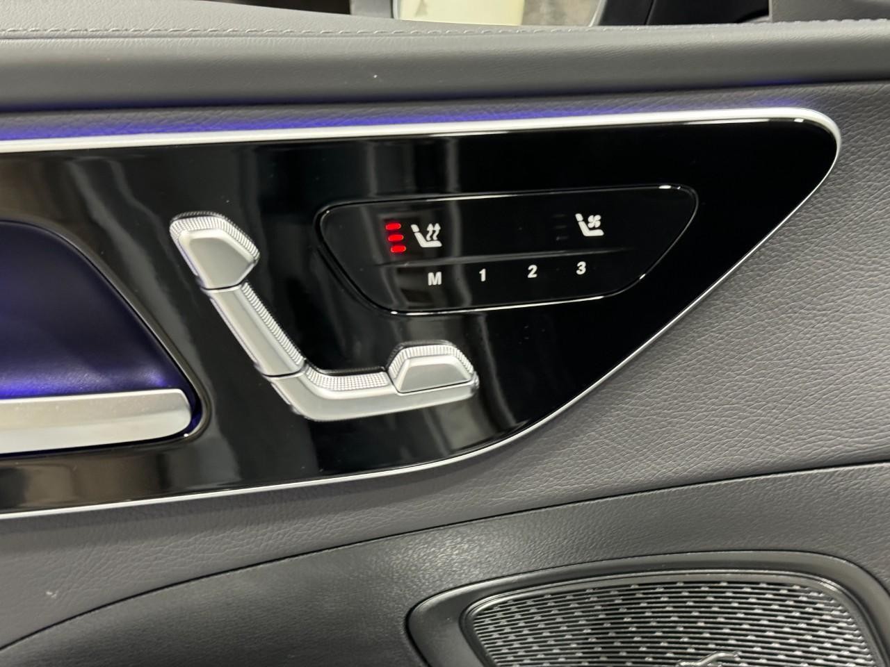 Mercedes-Benz C-Class Vehicle Full-screen Gallery Image 22