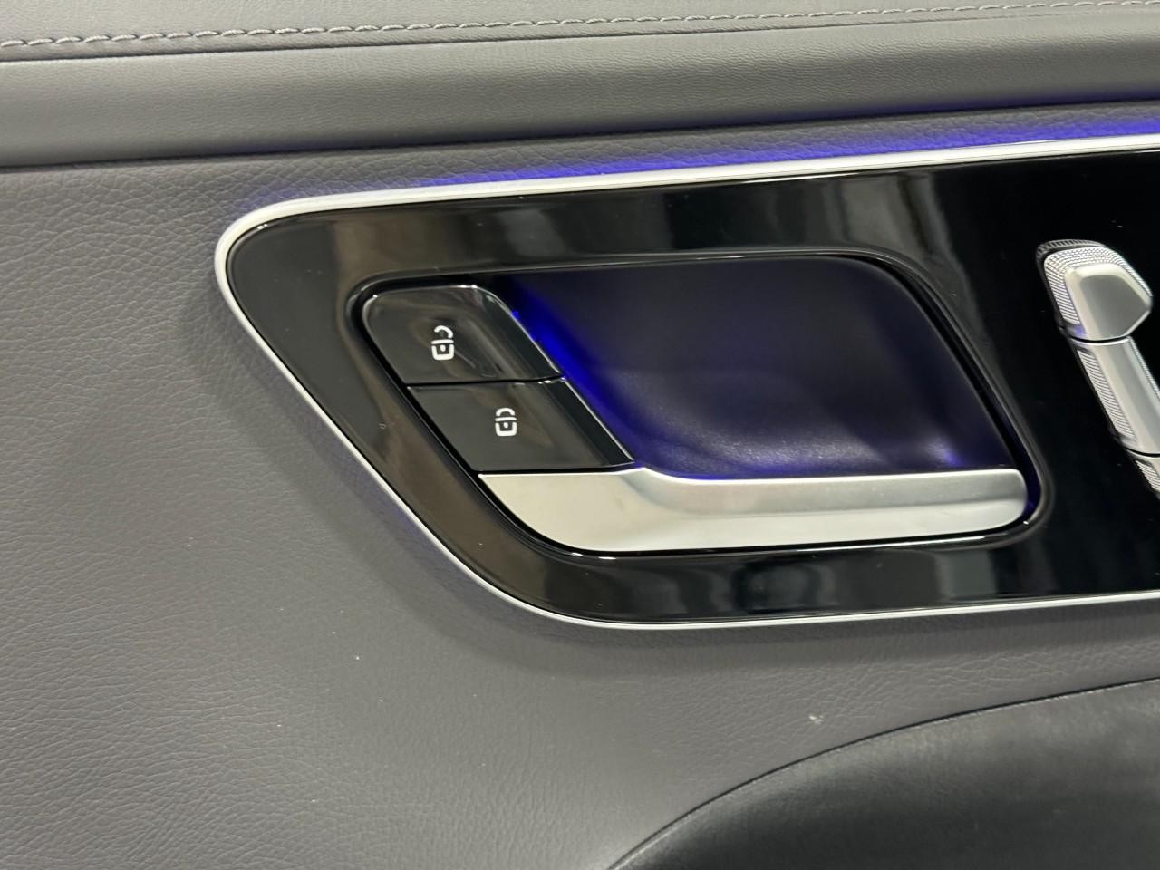 Mercedes-Benz C-Class Vehicle Full-screen Gallery Image 23