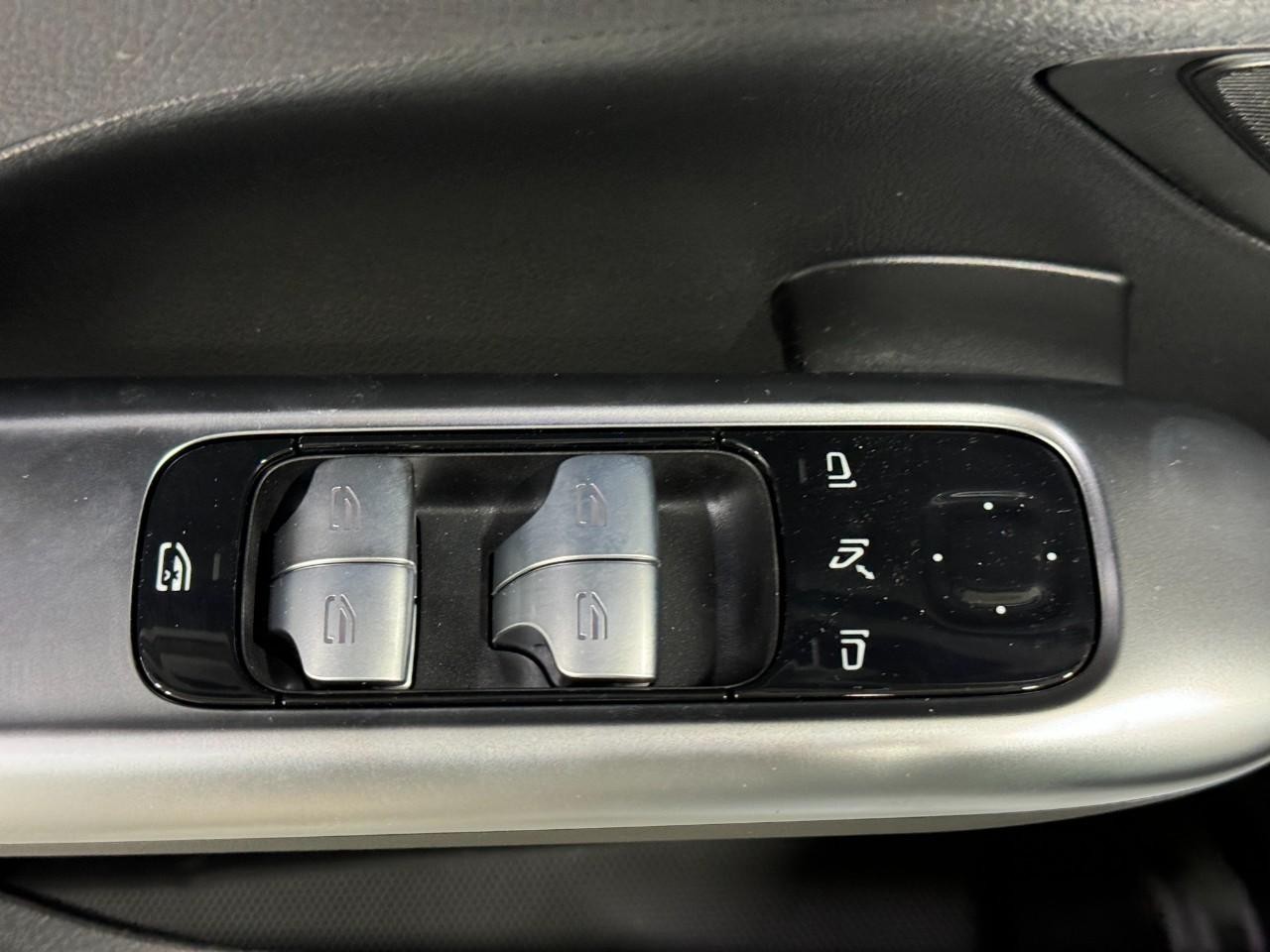 Mercedes-Benz C-Class Vehicle Full-screen Gallery Image 24