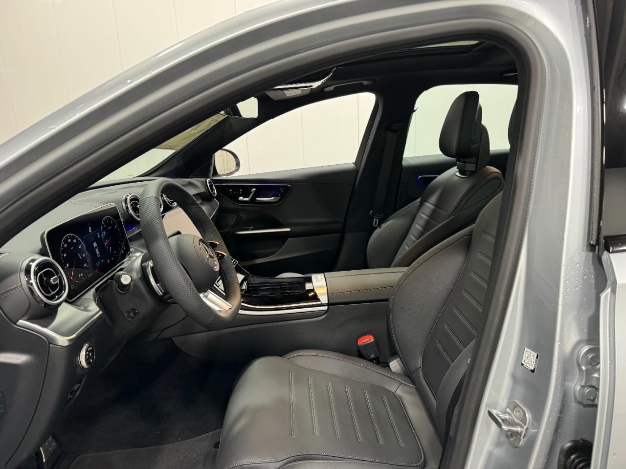 Mercedes-Benz C-Class Vehicle Full-screen Gallery Image 26