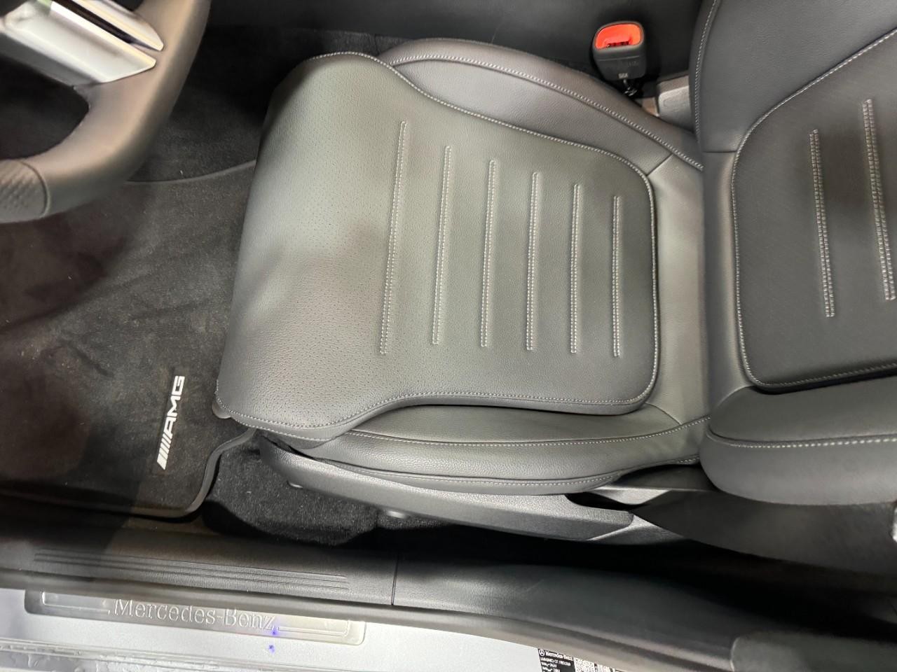 Mercedes-Benz C-Class Vehicle Full-screen Gallery Image 27