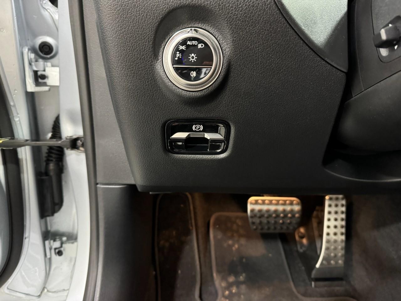 Mercedes-Benz C-Class Vehicle Full-screen Gallery Image 28