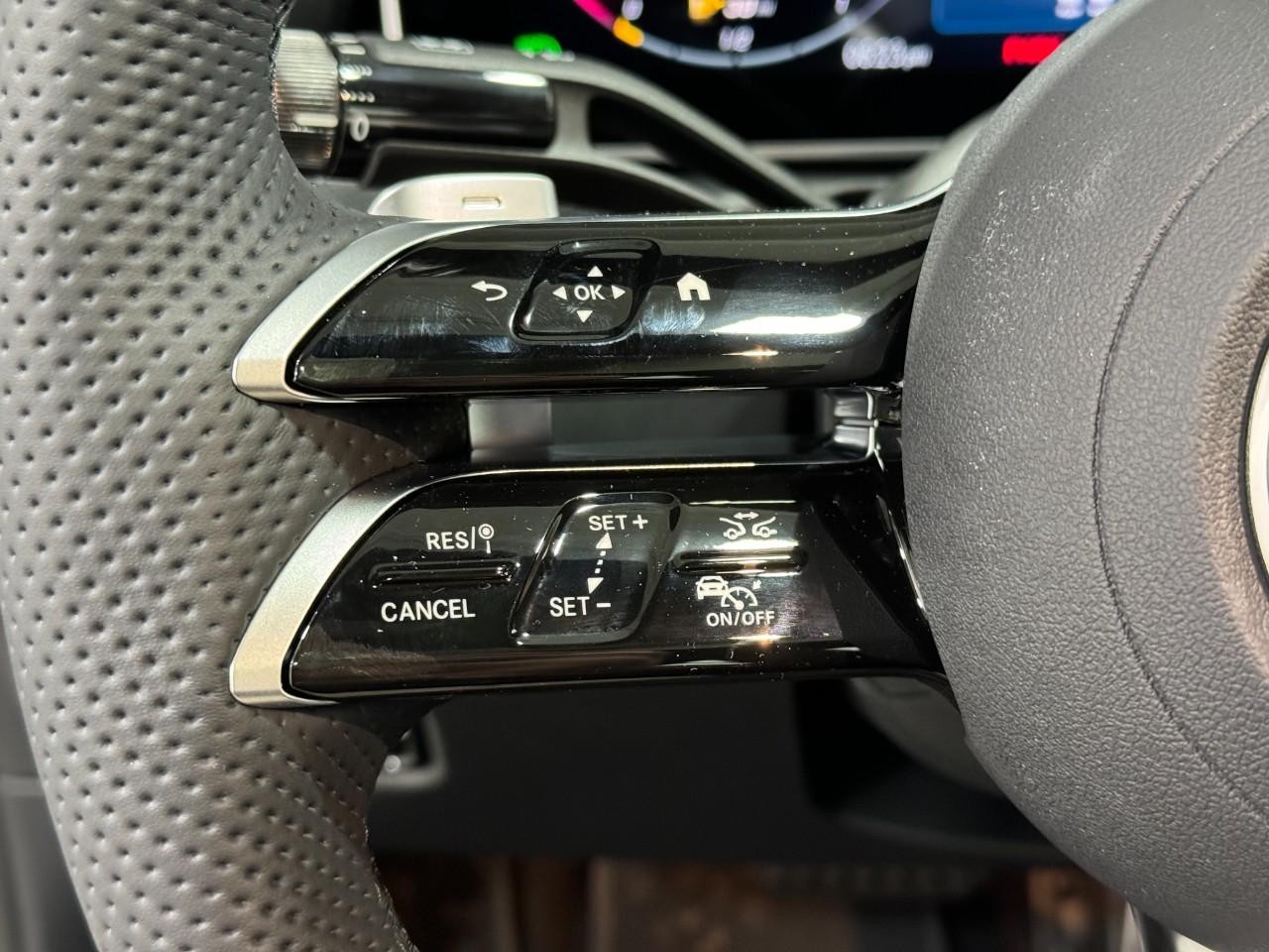 Mercedes-Benz C-Class Vehicle Full-screen Gallery Image 29