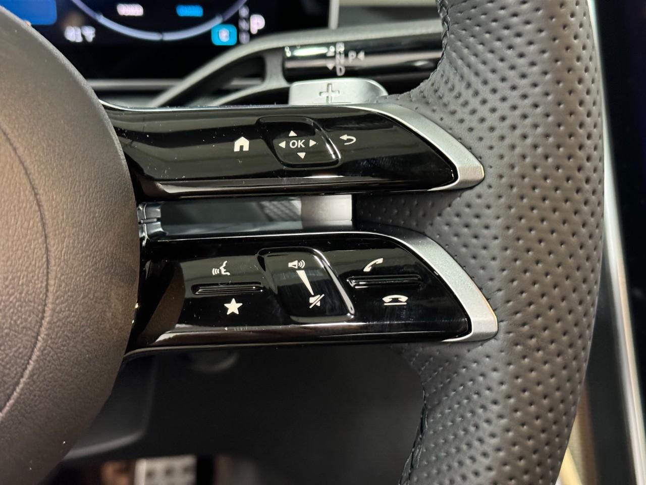 Mercedes-Benz C-Class Vehicle Full-screen Gallery Image 30