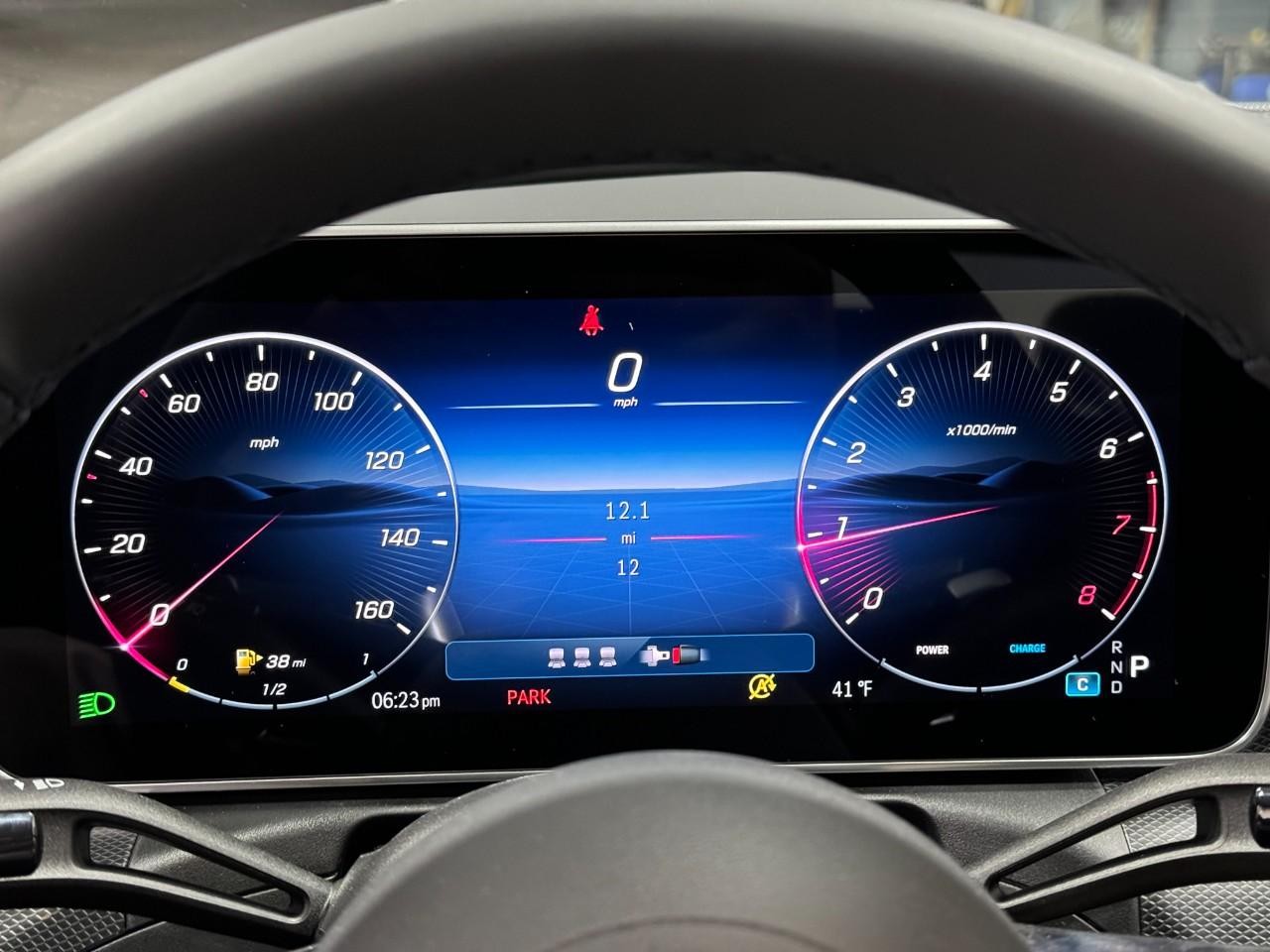 Mercedes-Benz C-Class Vehicle Full-screen Gallery Image 31