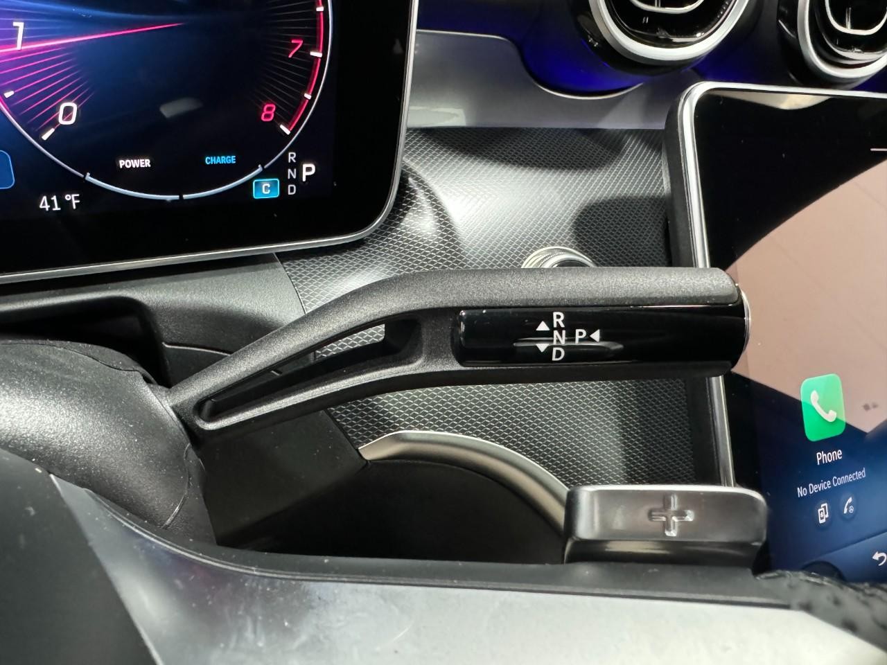 Mercedes-Benz C-Class Vehicle Full-screen Gallery Image 32