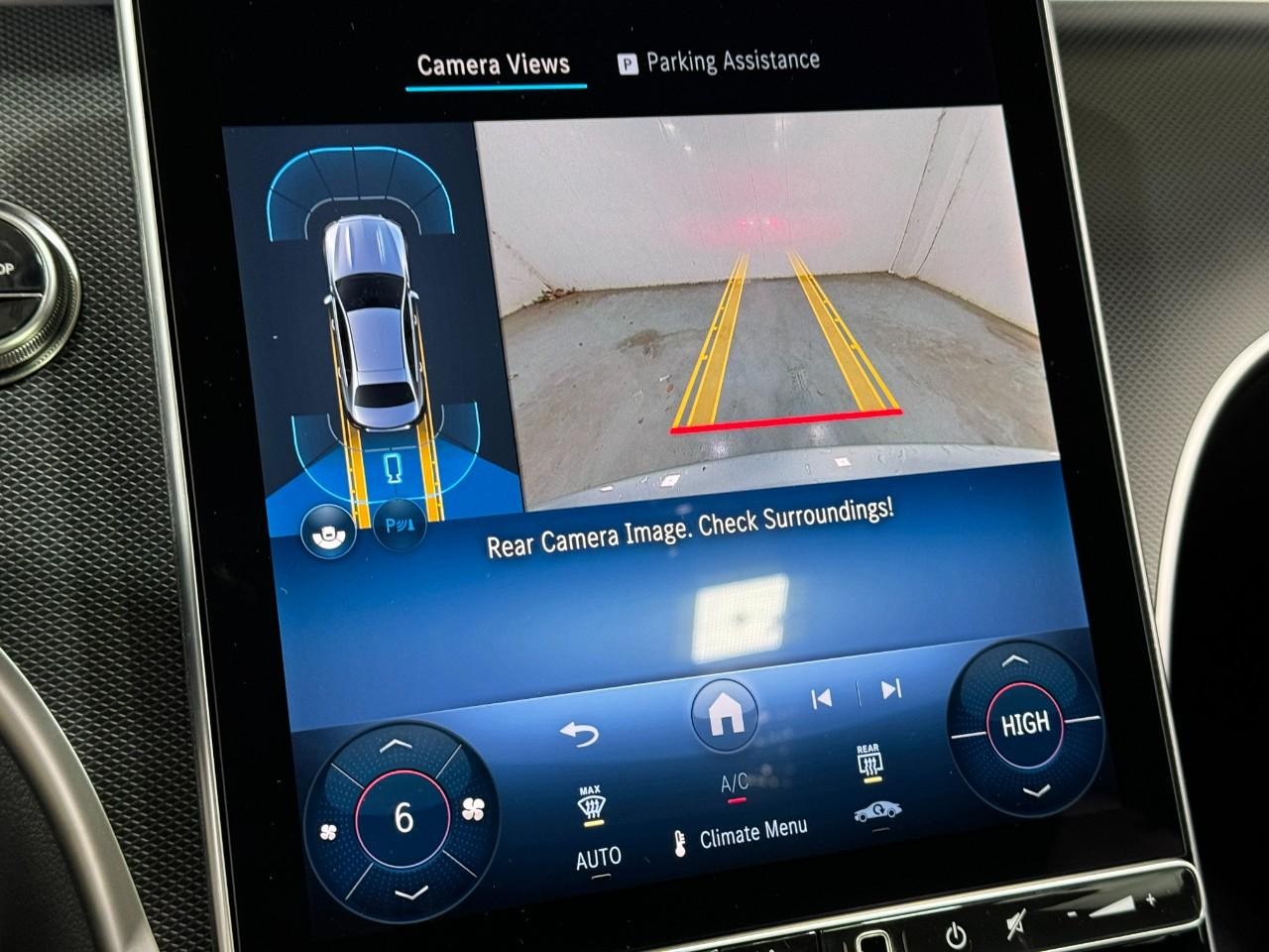 Mercedes-Benz C-Class Vehicle Full-screen Gallery Image 33