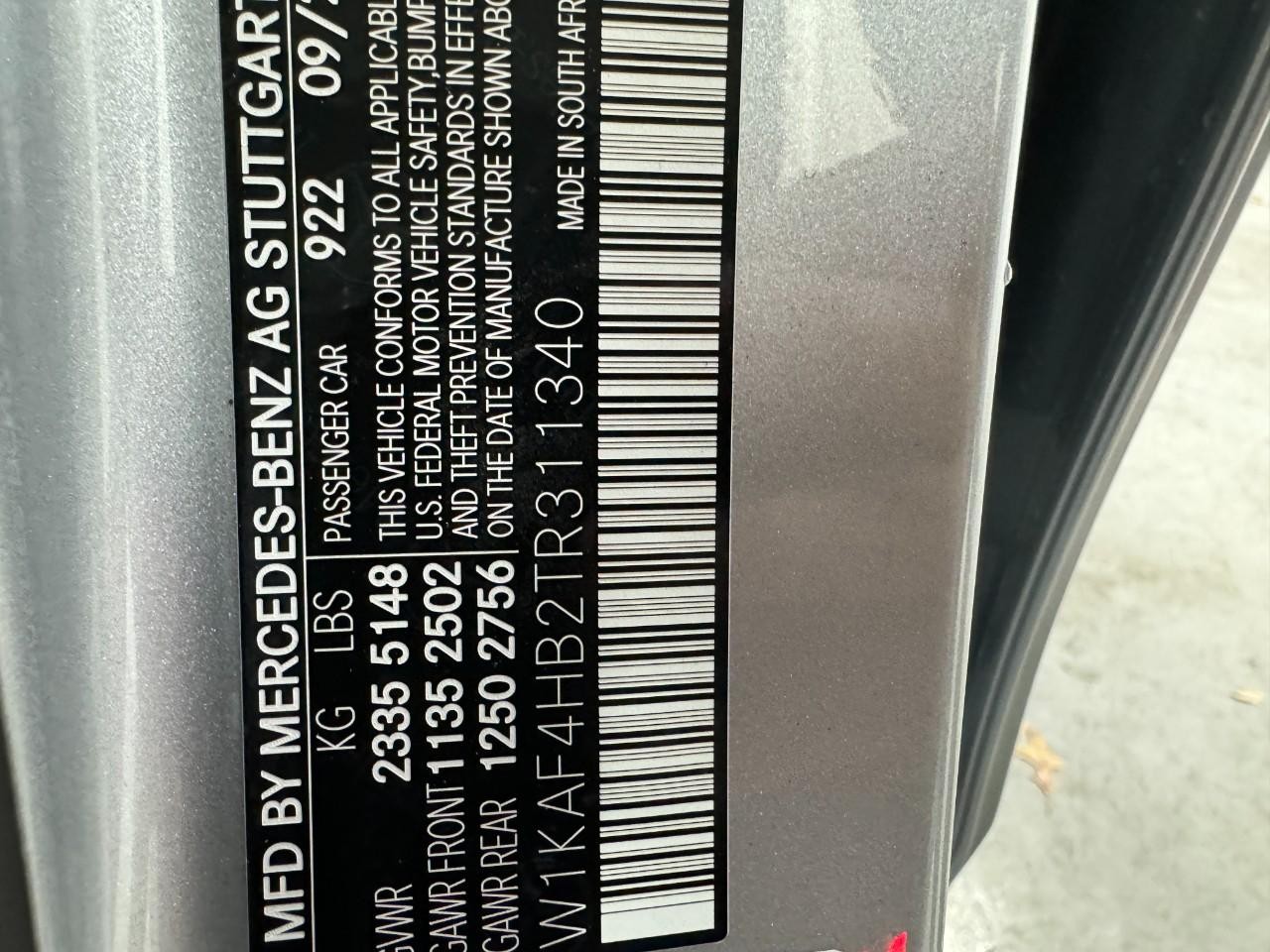 Mercedes-Benz C-Class Vehicle Full-screen Gallery Image 34