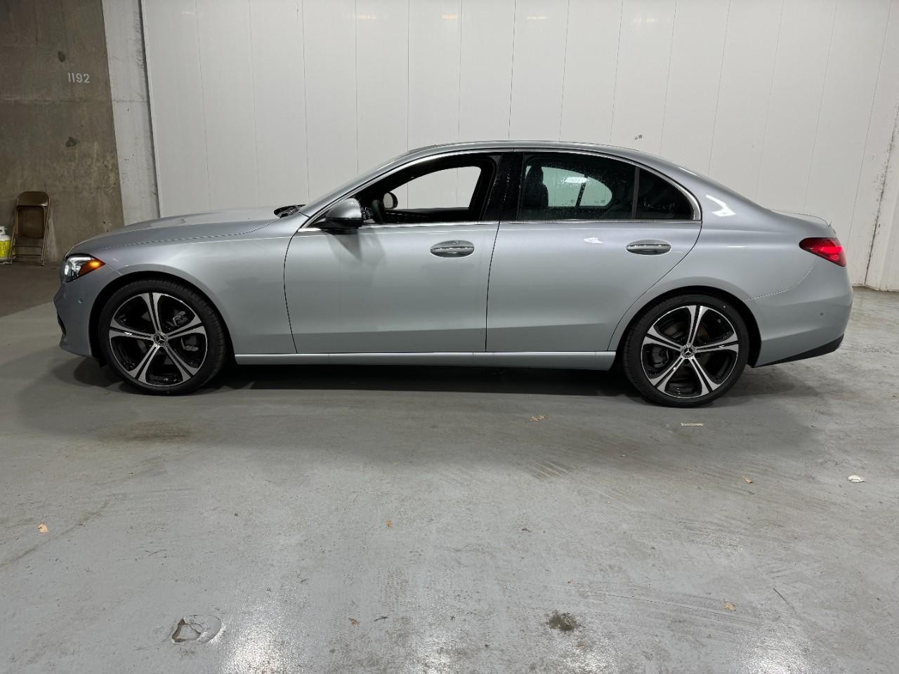 Mercedes-Benz C-Class Vehicle Full-screen Gallery Image 2