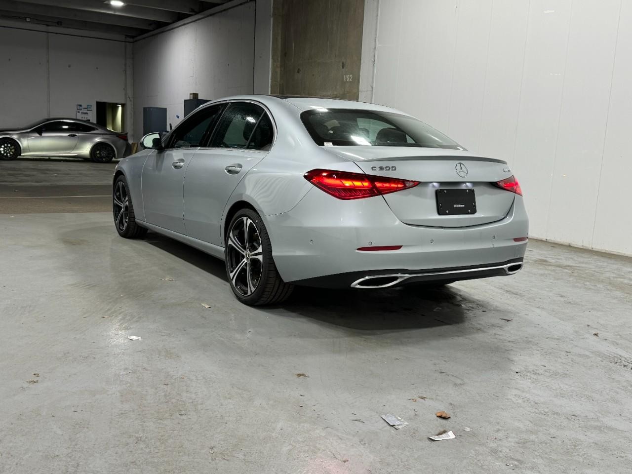 Mercedes-Benz C-Class Vehicle Full-screen Gallery Image 3