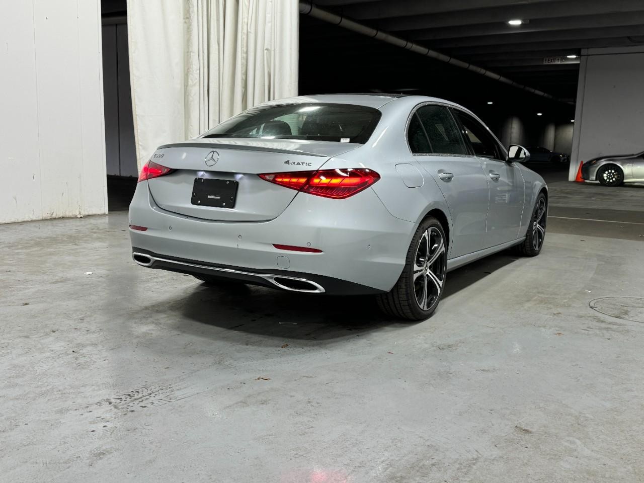 Mercedes-Benz C-Class Vehicle Full-screen Gallery Image 4