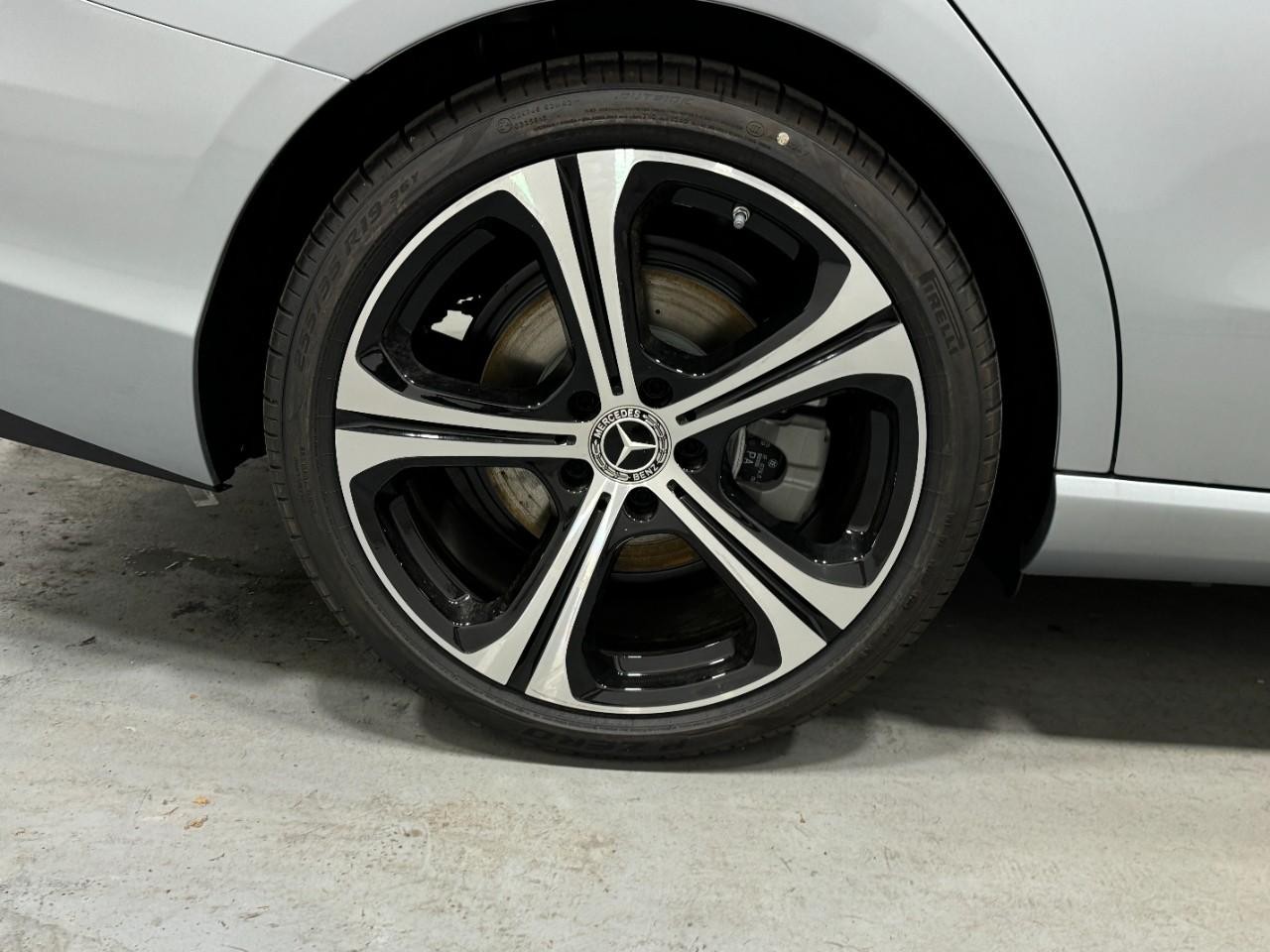 Mercedes-Benz C-Class Vehicle Full-screen Gallery Image 5