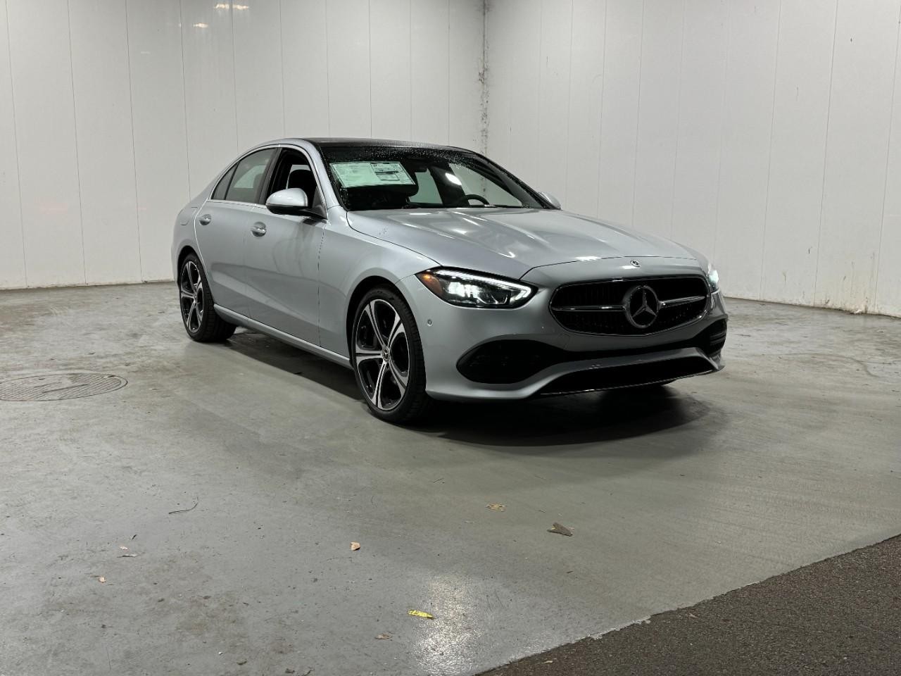 Mercedes-Benz C-Class Vehicle Full-screen Gallery Image 6