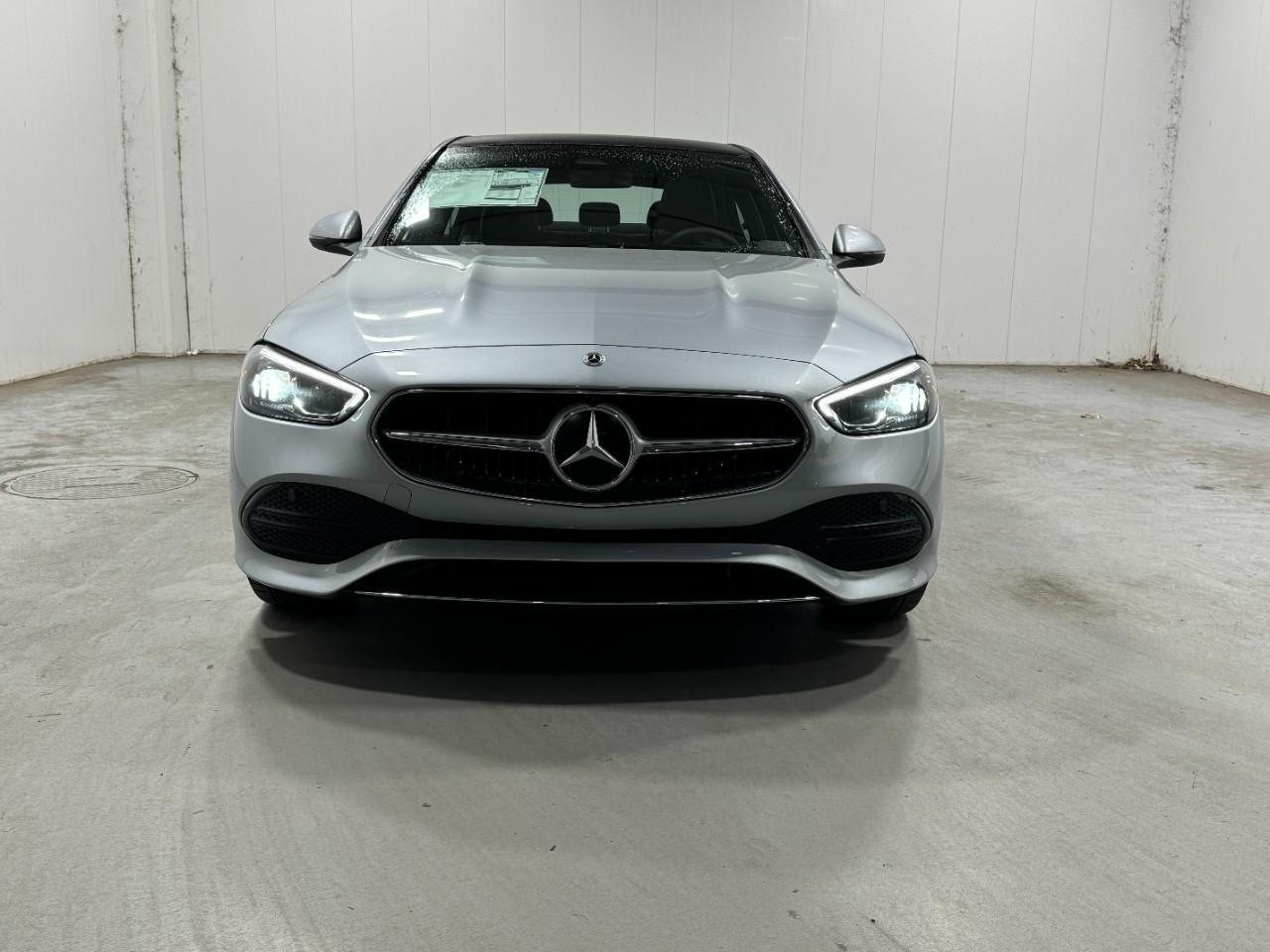 Mercedes-Benz C-Class Vehicle Full-screen Gallery Image 7