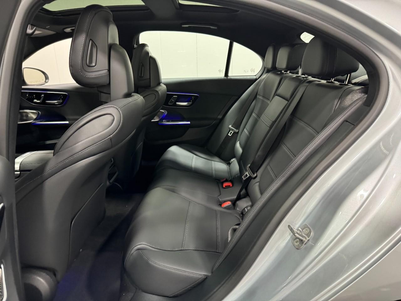 Mercedes-Benz C-Class Vehicle Full-screen Gallery Image 8