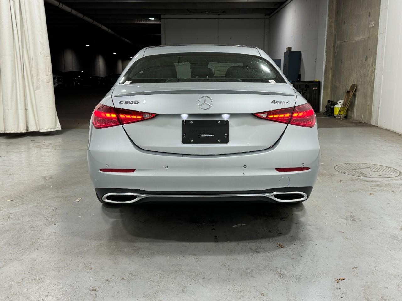 Mercedes-Benz C-Class Vehicle Full-screen Gallery Image 9