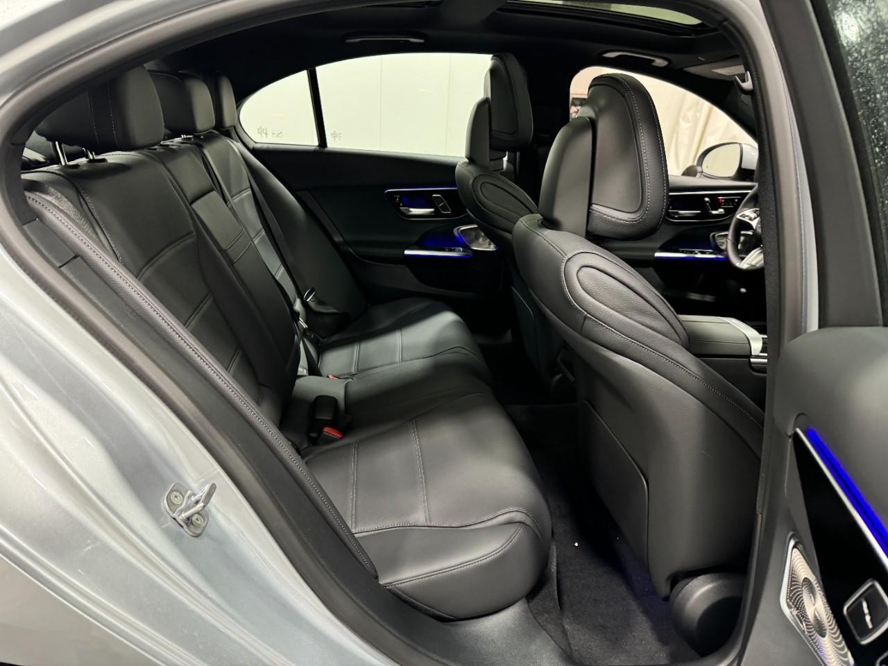 Mercedes-Benz C-Class Vehicle Full-screen Gallery Image 10