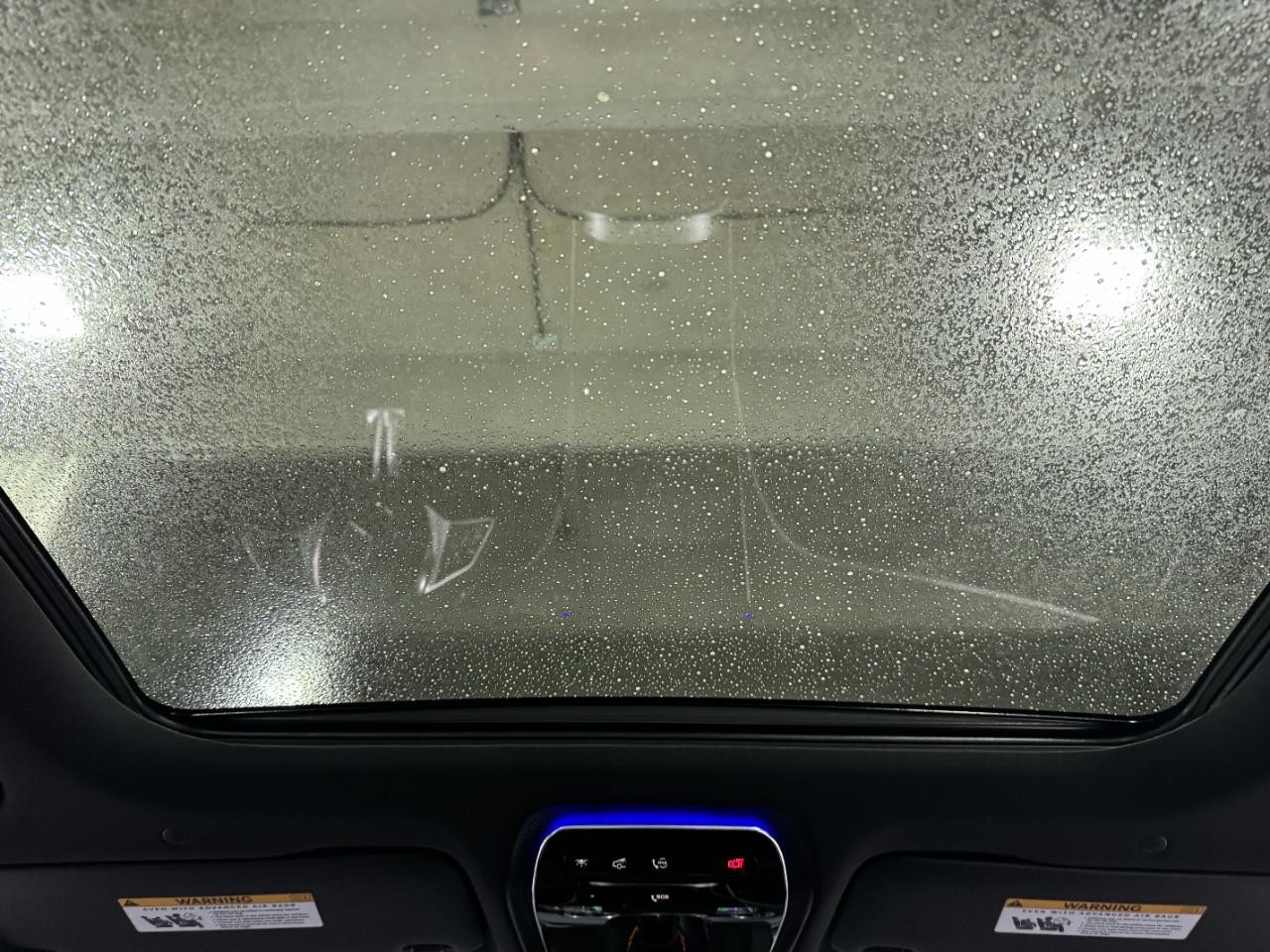 Mercedes-Benz C-Class Vehicle Full-screen Gallery Image 11