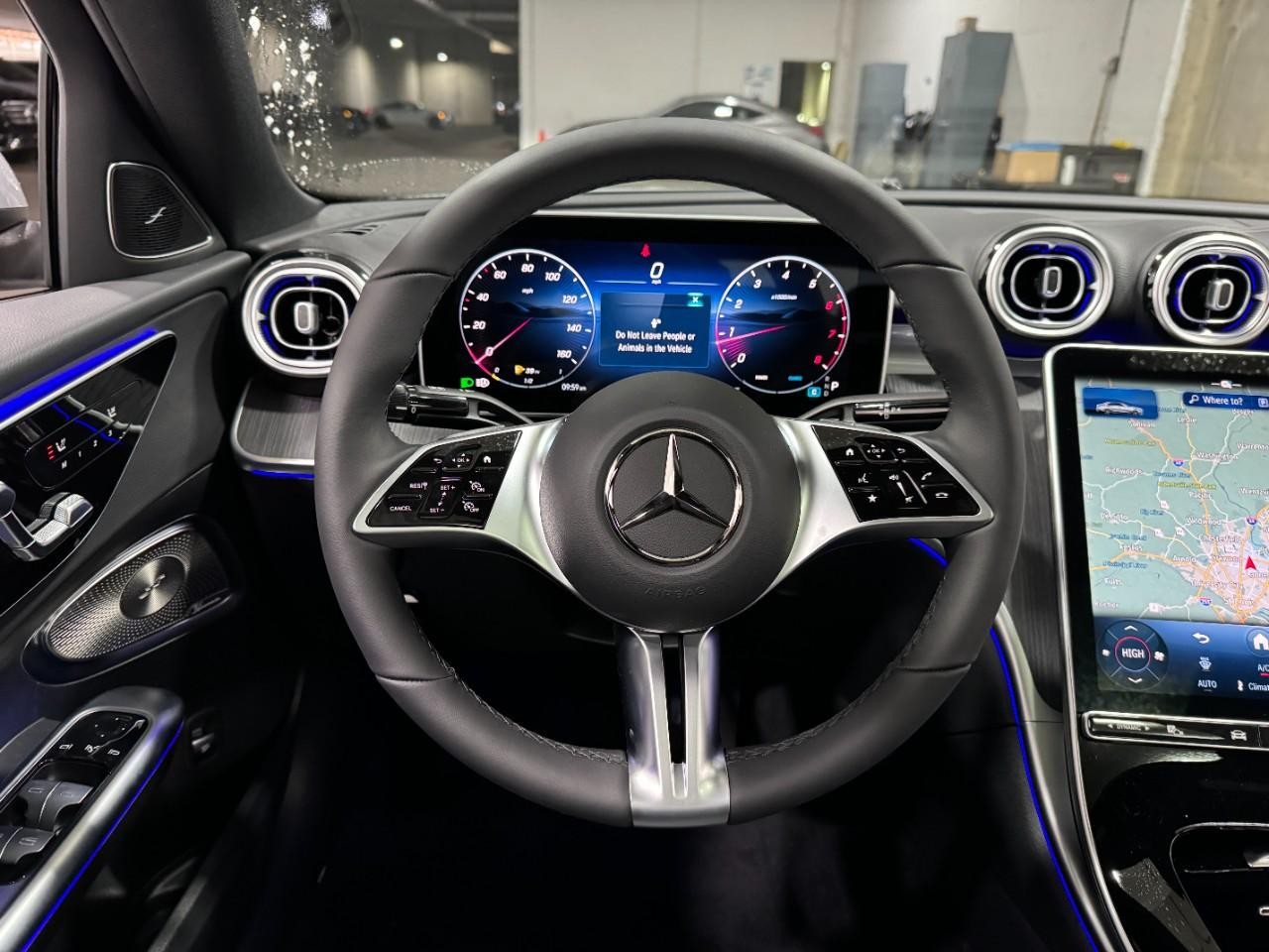 Mercedes-Benz C-Class Vehicle Full-screen Gallery Image 13