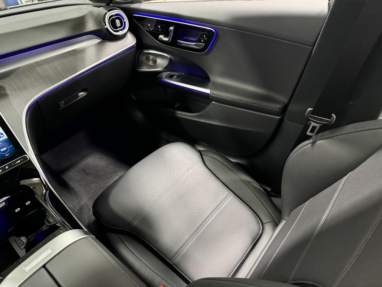 Mercedes-Benz C-Class Vehicle Full-screen Gallery Image 15