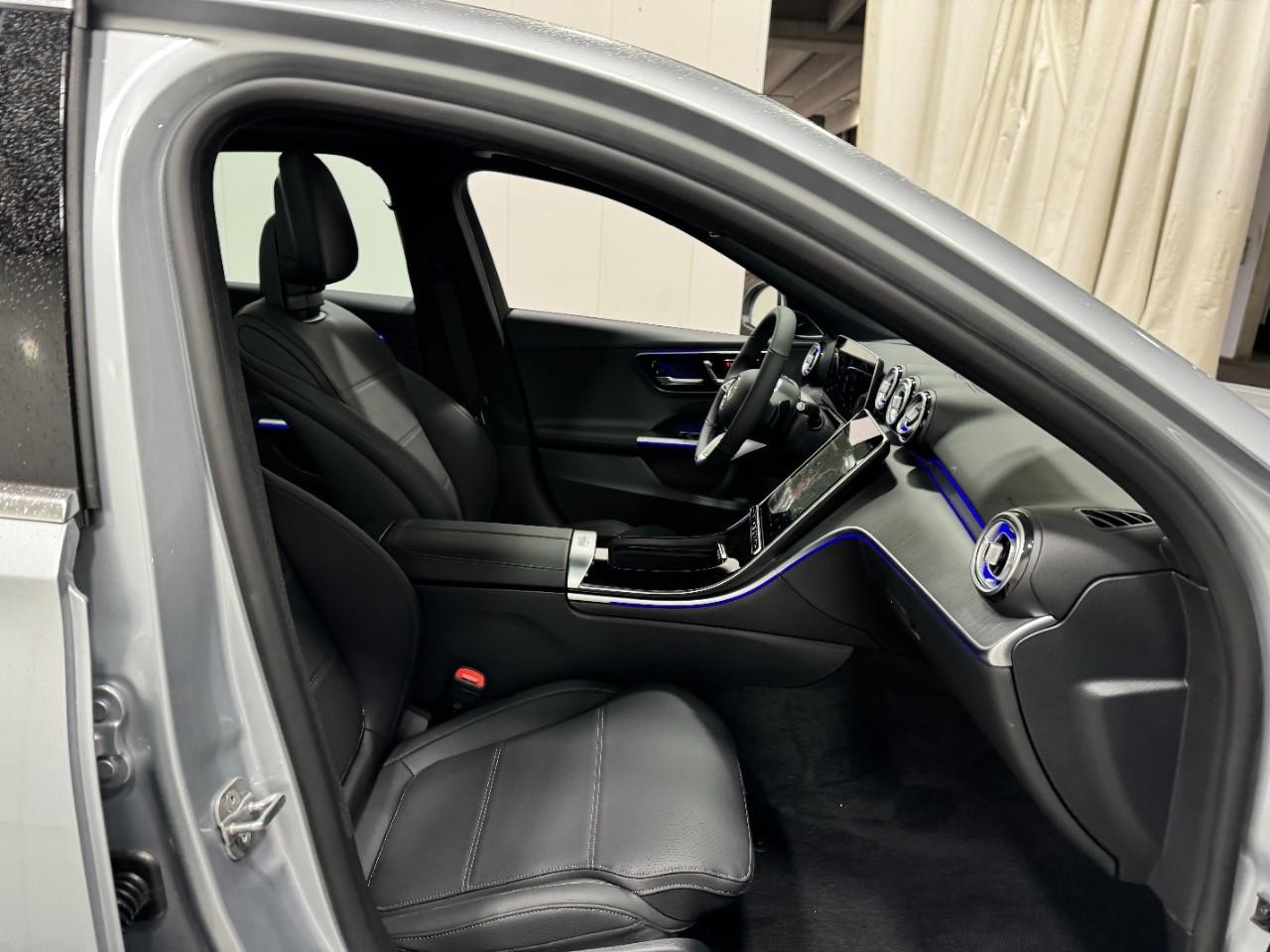 Mercedes-Benz C-Class Vehicle Full-screen Gallery Image 16