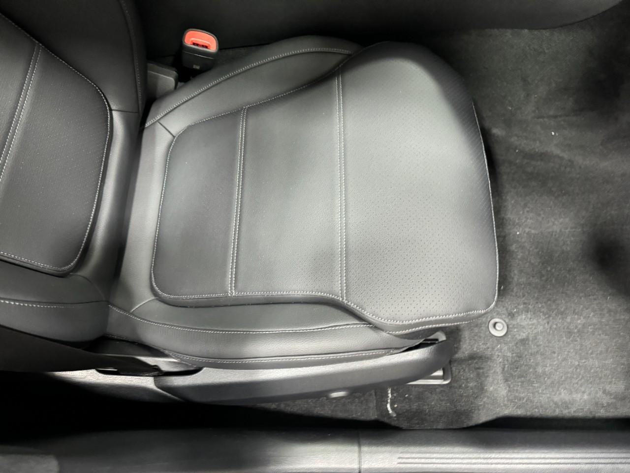 Mercedes-Benz C-Class Vehicle Full-screen Gallery Image 17