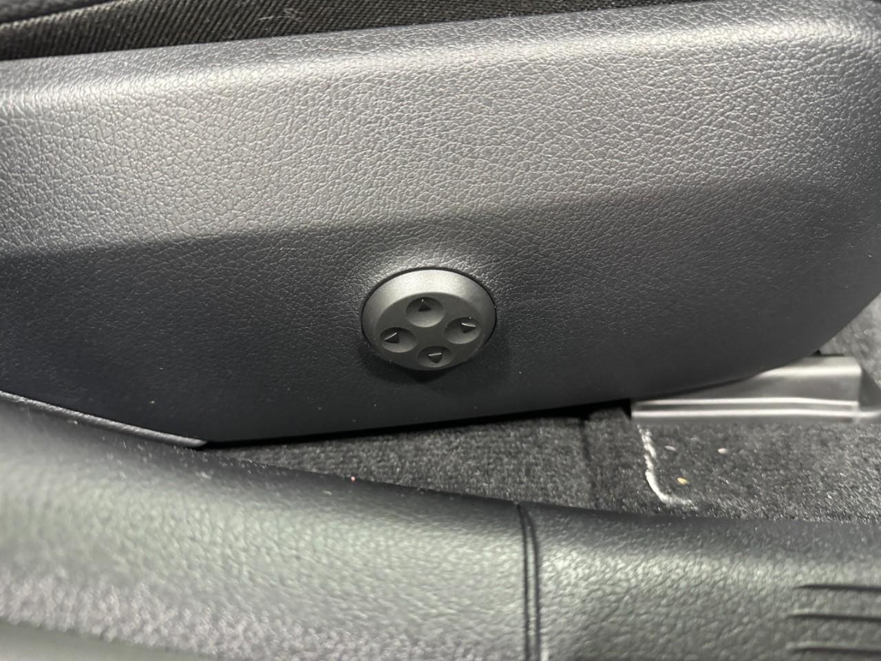 Mercedes-Benz C-Class Vehicle Full-screen Gallery Image 18