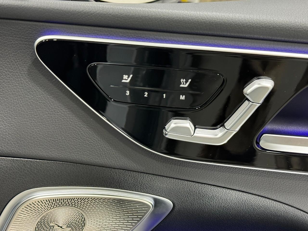 Mercedes-Benz C-Class Vehicle Full-screen Gallery Image 19