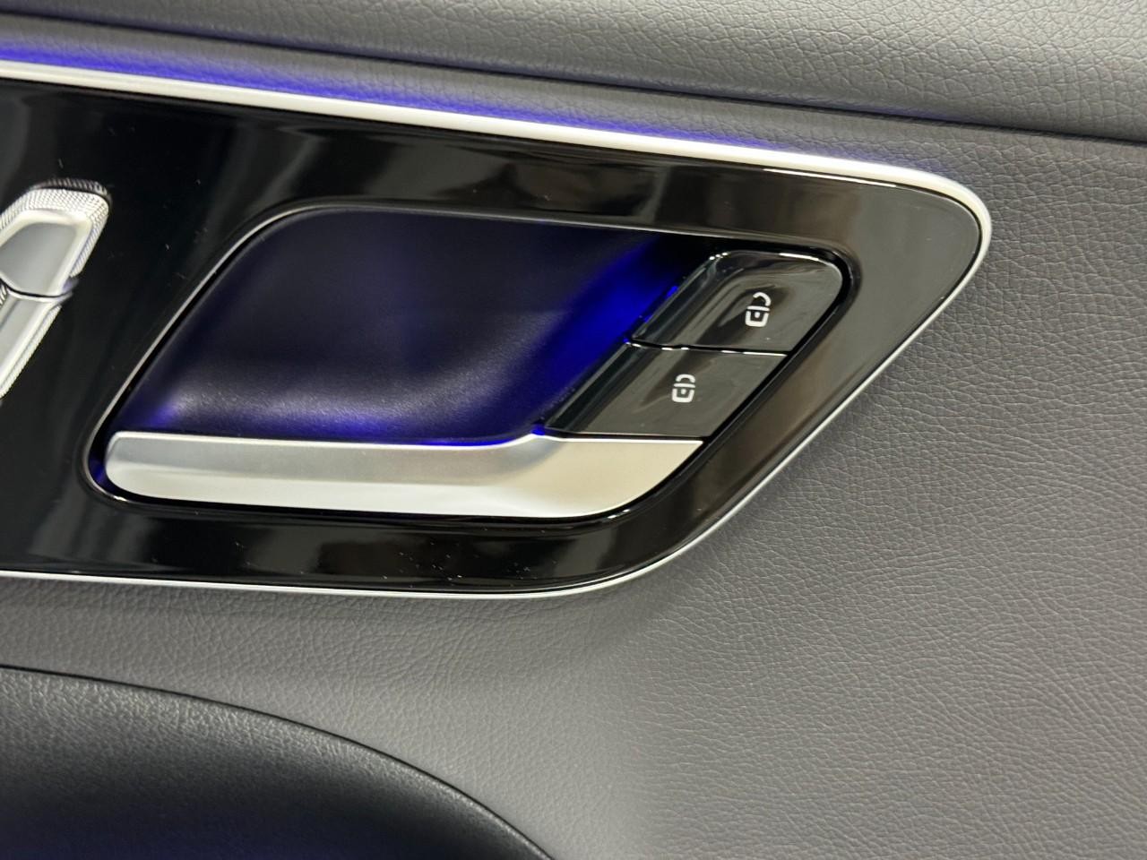 Mercedes-Benz C-Class Vehicle Full-screen Gallery Image 20