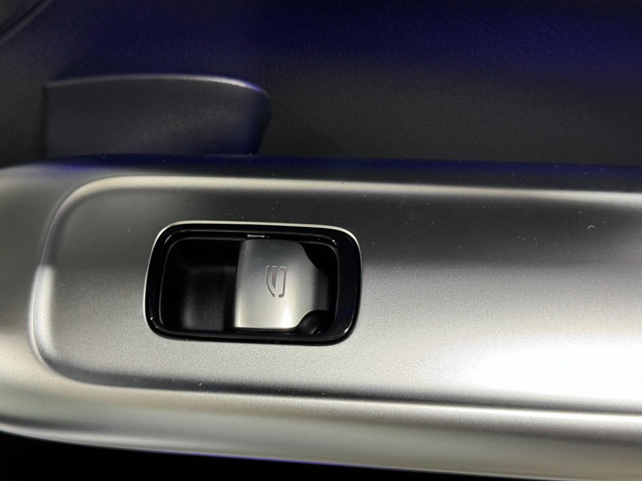 Mercedes-Benz C-Class Vehicle Full-screen Gallery Image 21