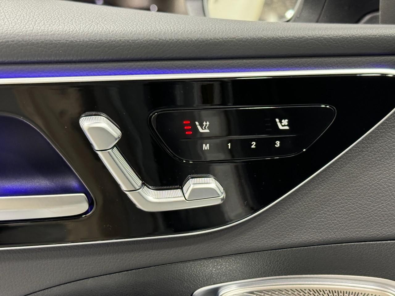 Mercedes-Benz C-Class Vehicle Full-screen Gallery Image 22