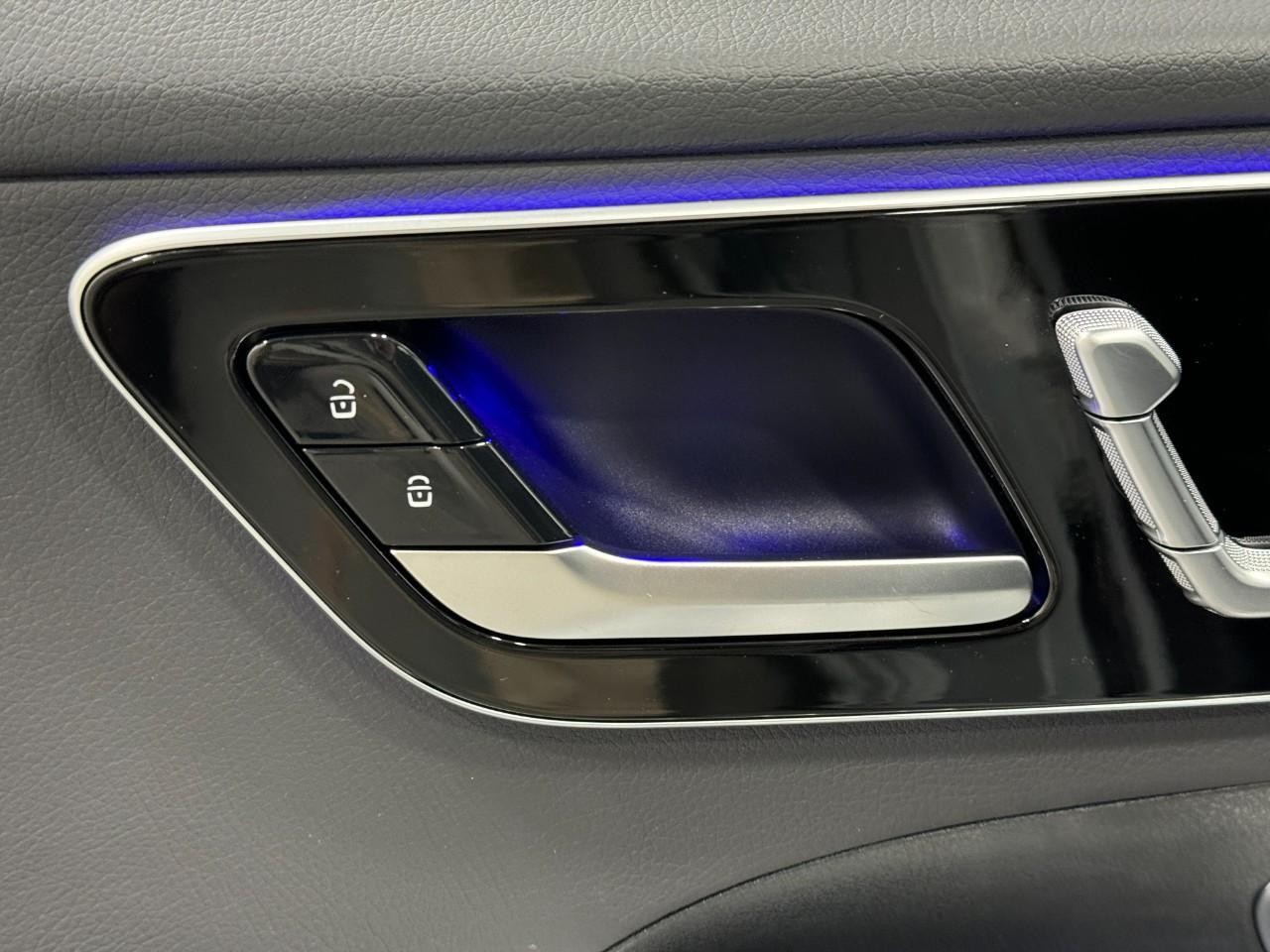 Mercedes-Benz C-Class Vehicle Full-screen Gallery Image 23