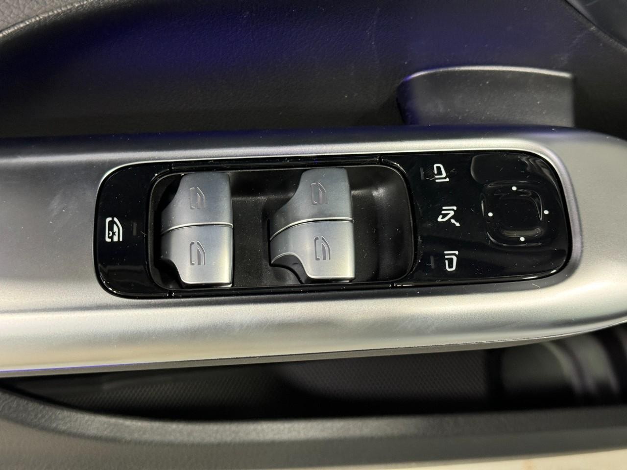 Mercedes-Benz C-Class Vehicle Full-screen Gallery Image 24